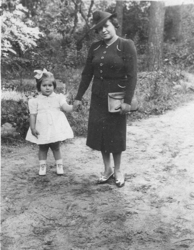 Golda and Kaja Finkler, 1938